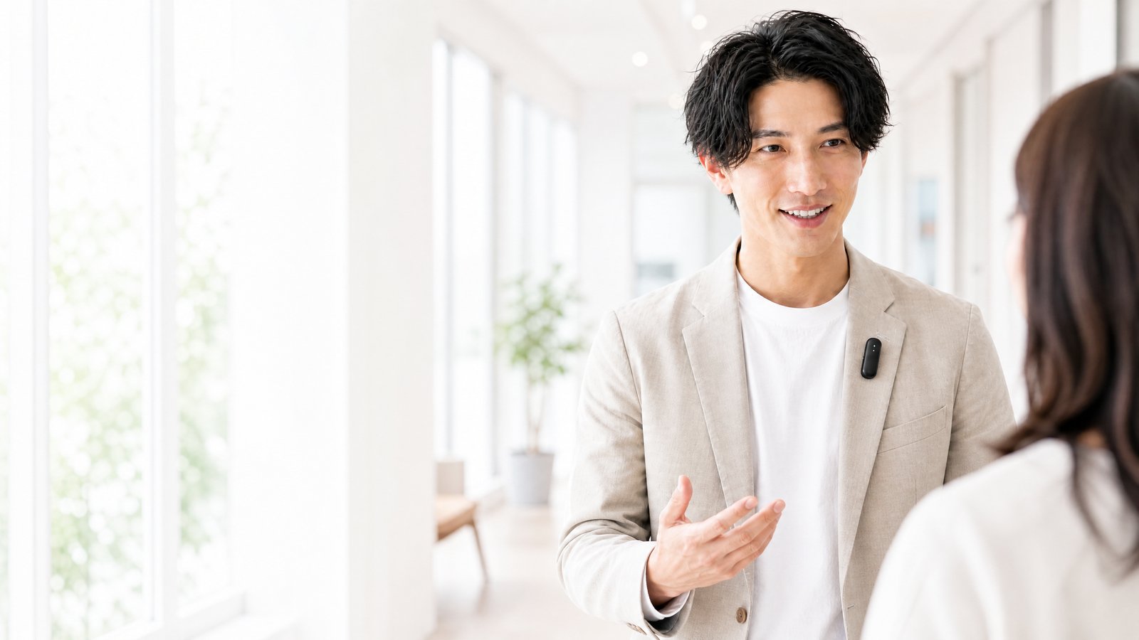 PLAUD NotePin Sを胸元に装着して外回りをする運営者ヒカル